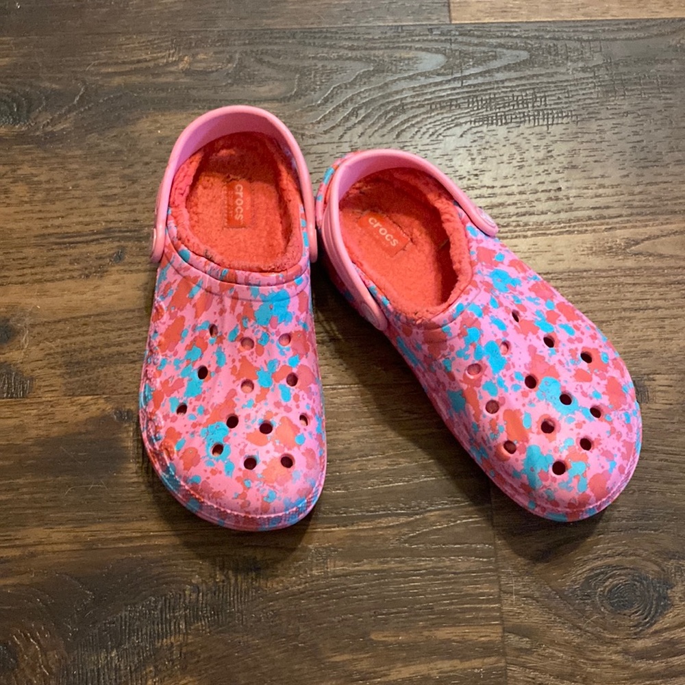 Crocs Winter / Lined Pink Splatter Paint Look Girls 3